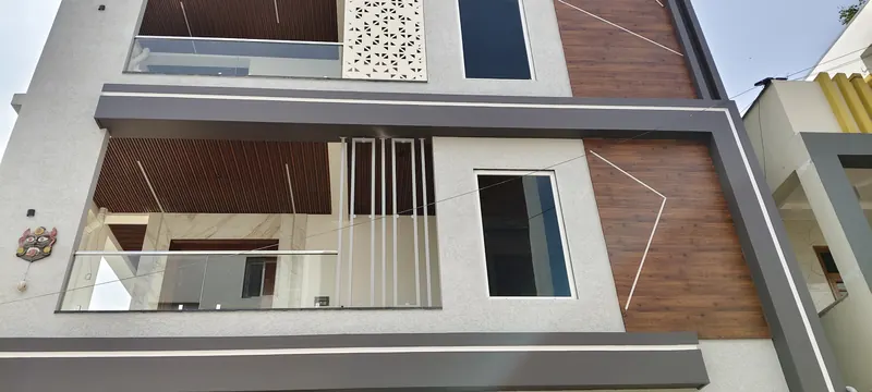 Building exterior with a wood-effect slatted ceiling under the upper balcony