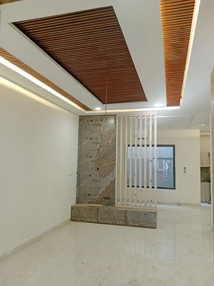 Wood-slat partition screen with a wood-effect slatted ceiling in a room