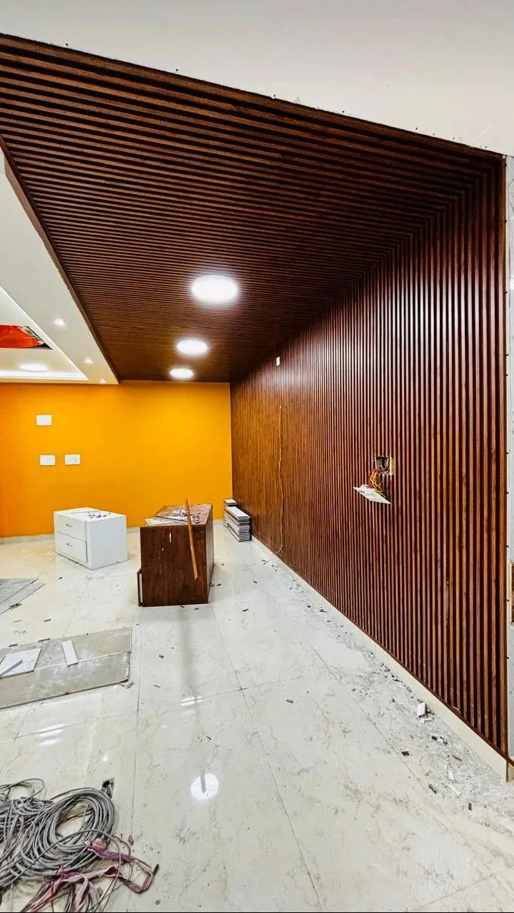 Wood-effect slatted wall and ceiling panels in an office space