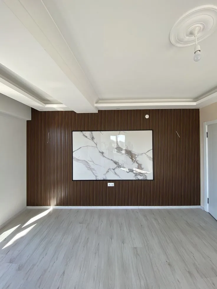 Wood-effect fluted wall panels with a marble-effect panel in a room